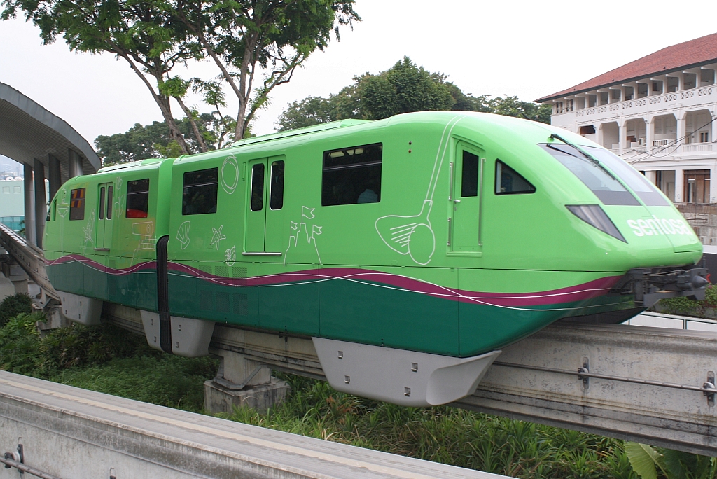 Der grüne Doppeltriebwagen verlässt am 09.Mai 2010 die Imbiah Station in Richtung Beach Station.