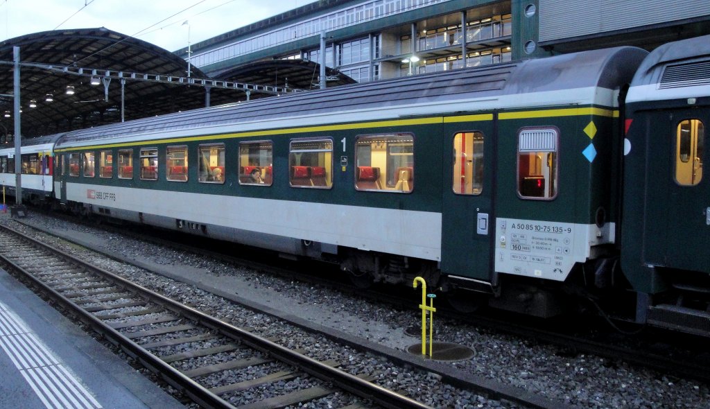 Der grne EW IV A 50 85 10-75 135-9 ist am Morgen des 05.11.2012 in Luzern bei einem Entlastungs-IR nach Zrich eingereiht. Dieses Farbkleid wird der Wagen leider bald verlieren.