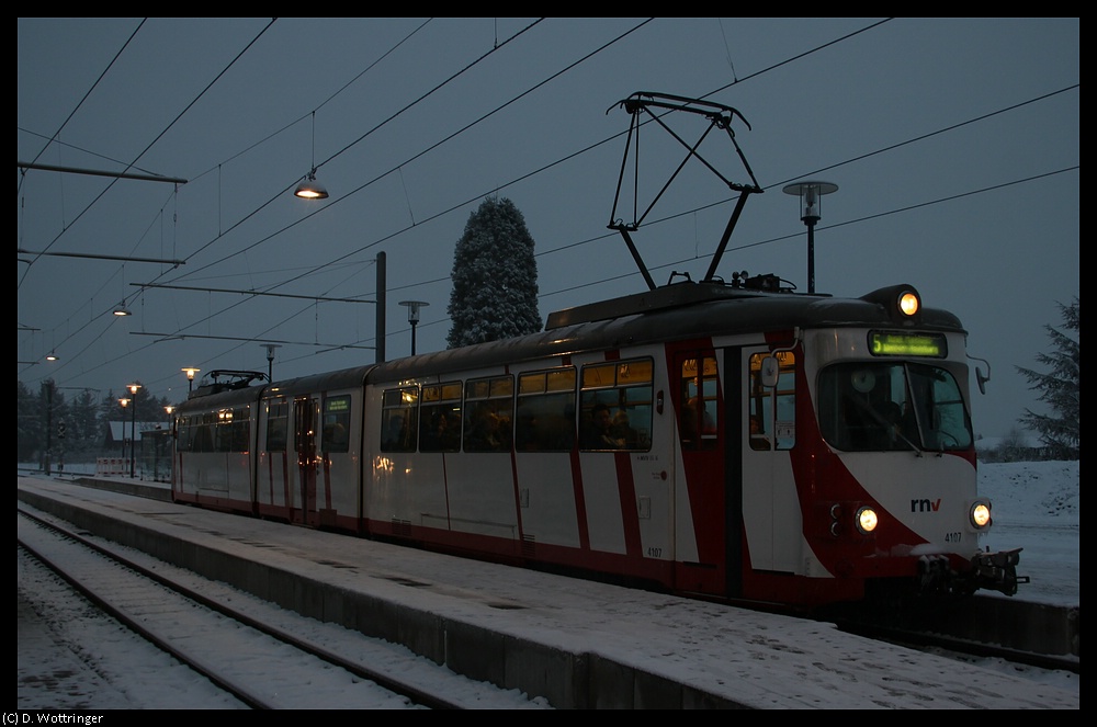 Der Gt 107 steht am 29. November 2010 als Rundzug zur Abfahrt in Edingen bereit. In etwa zwei Stunden und zwanzig Minuten wird er wieder hier stehen - ohne eine Wendeschleife genutzt oder einen Richtungswechsel durchgef�hrt zu haben.