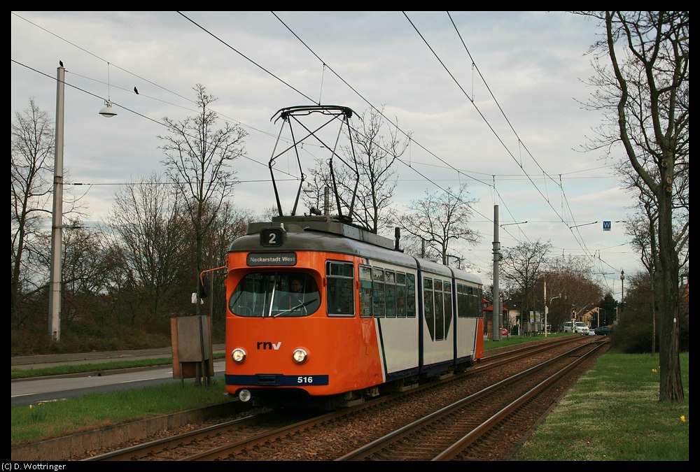 Der Gt 516 wird am 29. Mrz 2010 auf der Linie 2 gleich in die Haltestelle Neckarplatt einfahren.