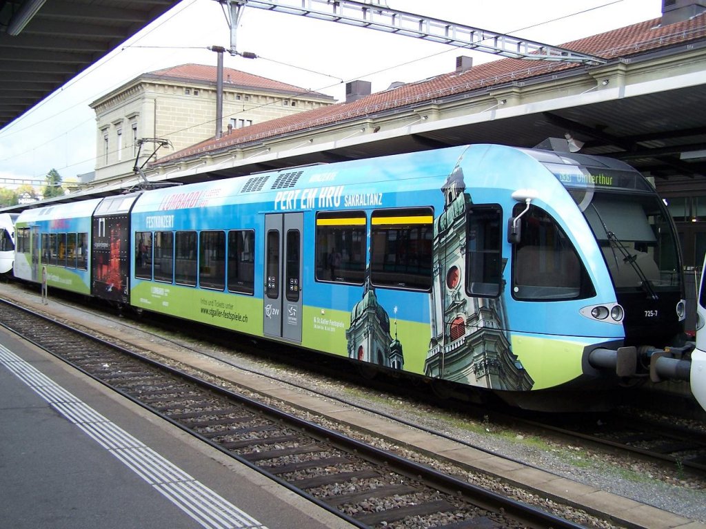 Der GTW 725-7 trgt eine Vollwerbung fr die St-Galler Festspiele. Schaffhausen am 29/09/10.