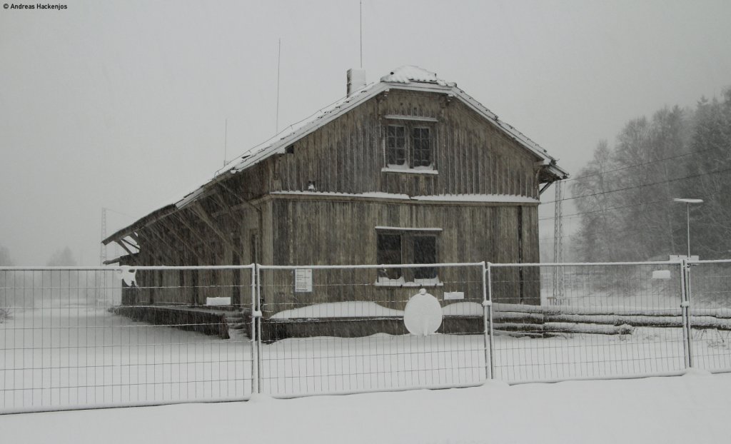 Der G�terschuppen in St.Georgen 30.12.11. Er wird wohl die l�ngste Zeit gestanden sein