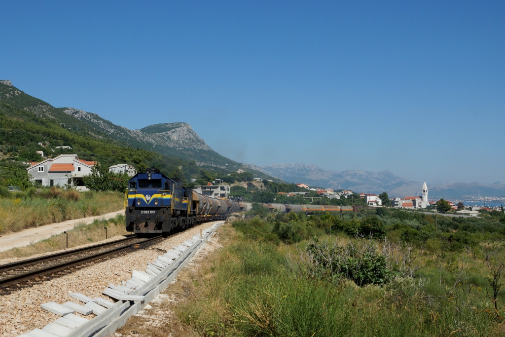 Der Gterzug 60340 (Solin - Ogulin) verlsst die Bucht von Split immer am spteren Nachmittag. Am 23.07.2013 schleppen 2062 104 und 2062 109 den Zug bei Katel Stari bergwrts.