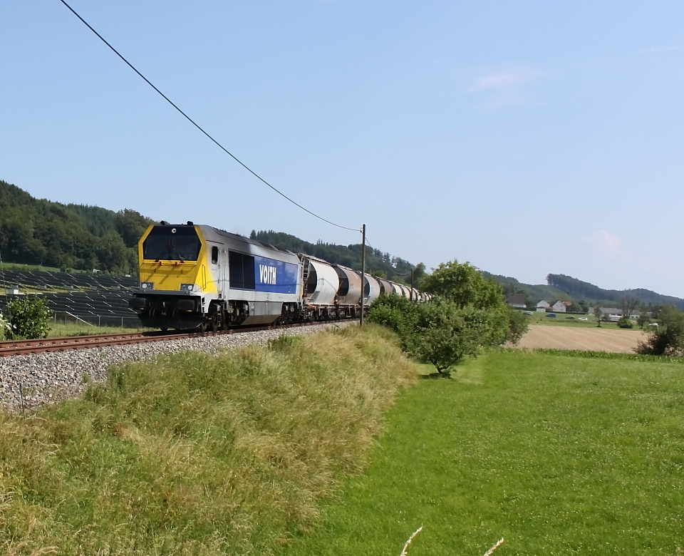 Der Gterzug aus Bad Wurzach hat so eben in Rosberg die Fahrtrichtung gendert, nun ist er auf dem Weg nach Aulendorf um von dort weiter ber die Sdbahn nach Ulm zu kommen, 17.07.2013