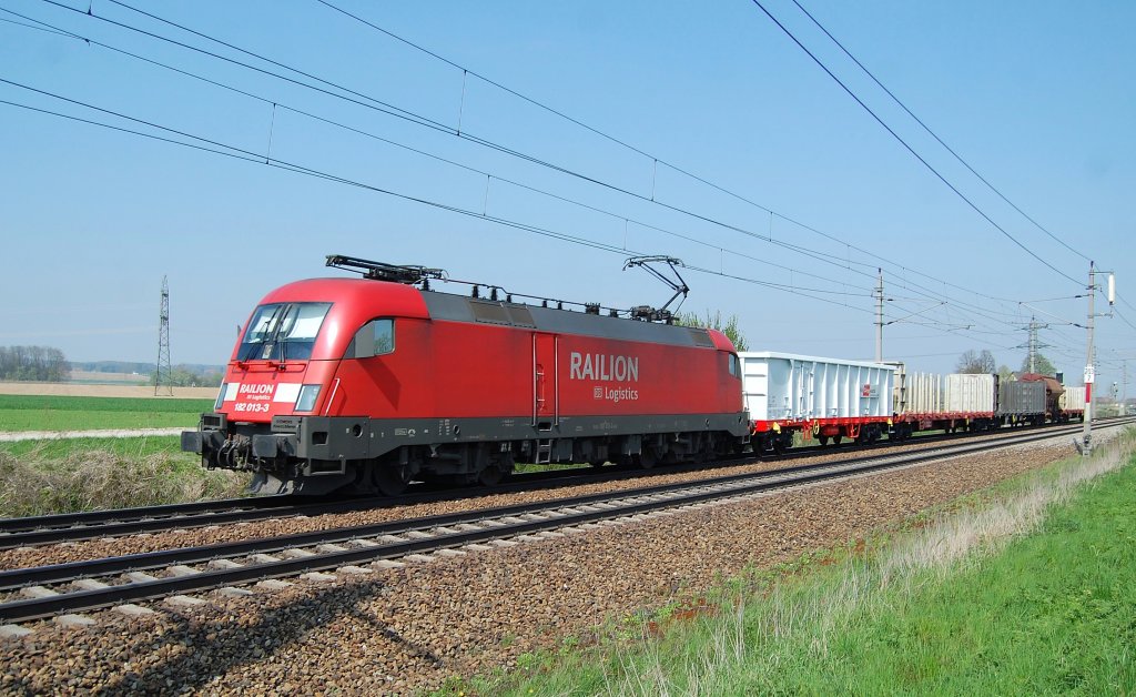Der Gterzug mit dem die 182 013 am 24.04.2010
bei Marchtrenk vorbeifuhr ist etwas krzer ausgefallen.
