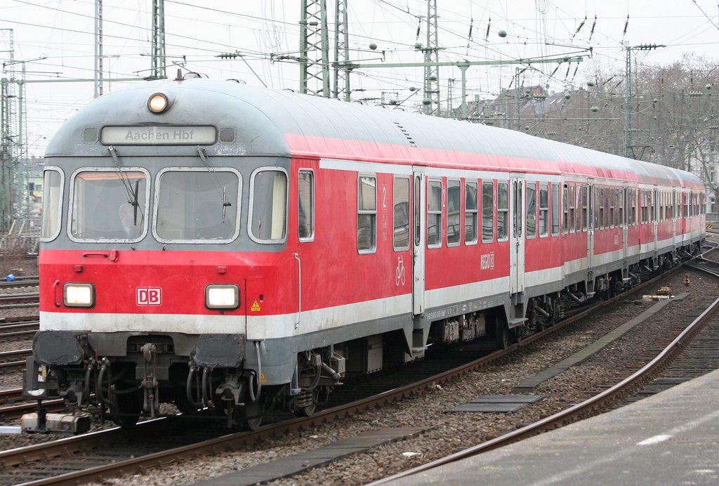 Der gute alte Karlsruher und 111 147-5 werden am 06.02.2010 als RE4 Verstrker in Dsseldorf HBF bereitgestellt