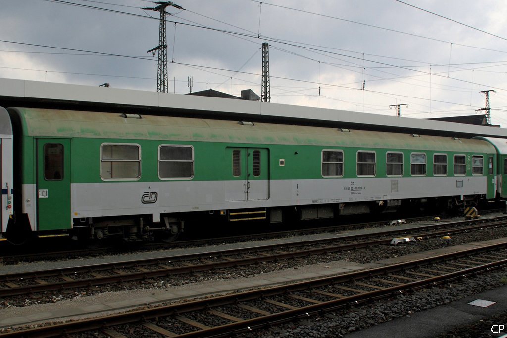 Der Halbgepckwagen BDbmrsee (51 54) 82-70 099-1 der CD ist am 24.7.2010 im ALX 353 nach Prag eingereiht.