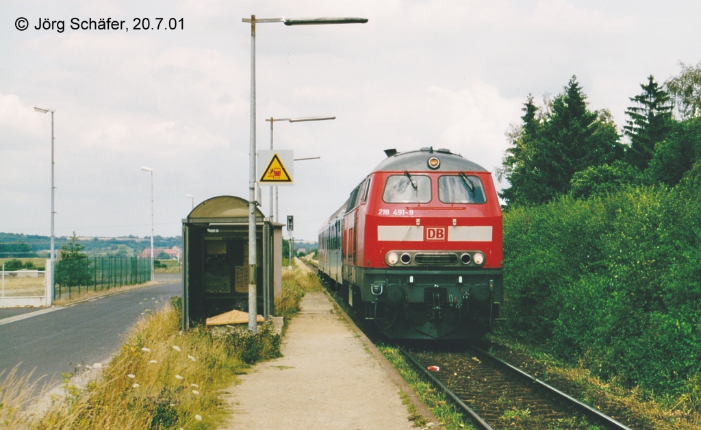 Der Haltepunkt Dietersheim im Wandel der Zeiten (Bild 3 von 3): 218 491-9 hlt am 20.7.01 auf dem Weg nach Steinach am Bahnsteig, der noch geschottert ist.