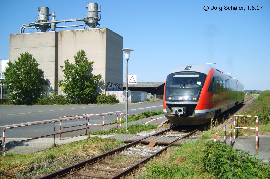 Der Haltepunkt Dietersheim im Wandel der Zeiten (Bild 2 von 3): 642 114-3 fhrt am 1.8.07 gerade Richtung Steinach los.