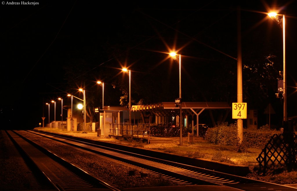 der Haltepunkt Markelfingen am Abend des 10.9.09. Noch zeig er sich romantisch aus der Dampflokzeit, doch in den nchsten Jahren wird er modernisiert