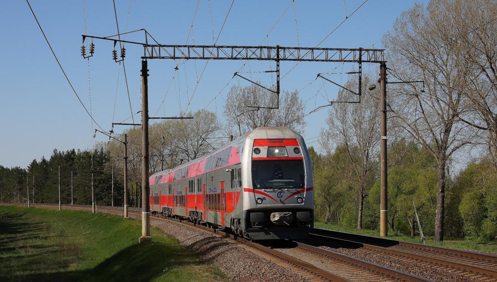 Der Haltepunkt Rikanday liegt unweit von Kaunas an der Strecke nach Vilnius.
Am 2.5.2012 passiert gerade ein Elefant nach Vilnius den Haltepunkt. Alle zwei
Stunden hlt ein ER Elektrotriebwagen im Nahverkehr an diesem kleinen  Bahnhof .
Durch die in Gleishhe liegende Bahnsteigplattform ist der Haltepunkt ideal
zum Fotografieren geeignet, zumal eine lang gezogene Kurve zu beiden Seiten die
ankommenden Zge frhzeitig erkennen lsst.
