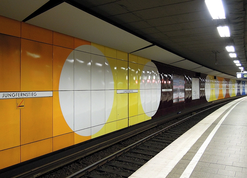 Der Hamburger S-Bahnhof Jungfernstieg, eigentlich schon jetzt ein Denkmal der 70er Jahre, 28.1.2012 