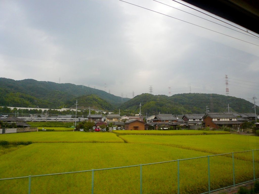 Der Hankyû-Konzern - Die Züge der 1990er Jahre: Serie 8300. Auf der Fahrt in Zug 8302 zwischen Kyoto und Osaka ist die parallel verlaufende Strecke der JR zu sehen, auf der gerade ein JR-Zug Serie 223 vorbeifährt. Zwischen Nagaoka Tenjin in Kyoto und Takatsuki in Osaka, 28.September 2009. 