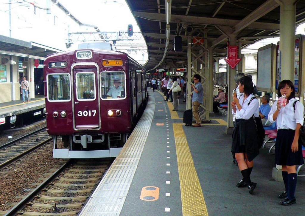 Der Hankyû-Konzern - die Züge der 1960er Jahre: 3017 mit ihrem 8-Wagenzug fährt in Osaka-Jûsô ein. 28.September 2009. 