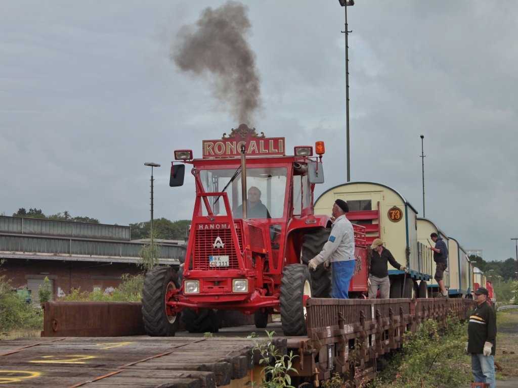 Der Hanomag Trecker (Brillant 600) Baujahr 1964 startet und schon kann mit dem abladen der zum Teil schon sehr alten Roncalli Circuswagen von den Niederbordwagen am 24.05.2011 in Aachen West begonnen werden.