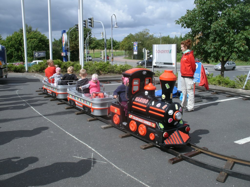 Der Haribotruck war,am 14.August 2013,zu Gast in Bergen/Rgen,neben den Truck wurde auch kleine Eisenbahn aufgebaut die hier ihre Runden drehte.