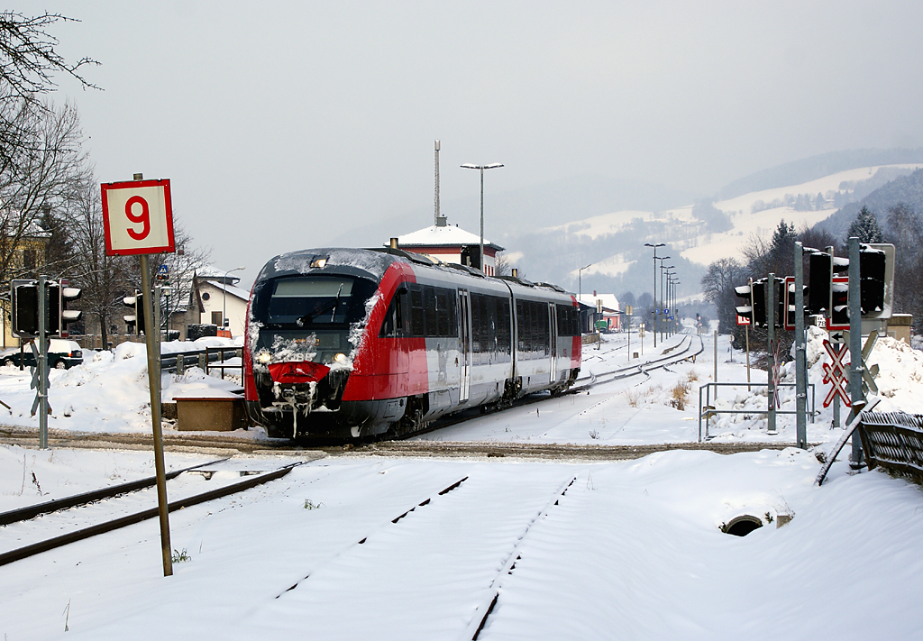 Der vom harten Wintereinsatz gezeichnete 5022 058 verlsst am 18.12.2010 als REX/R2711 von Wiener Neustadt Hbf nach Fehring den Bahnhof Edlitz-Grimmenstein.