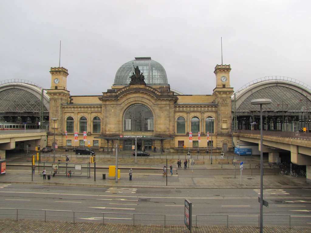 Der Haupteingang vom Dresdener Hbf am 05.01.2013.
