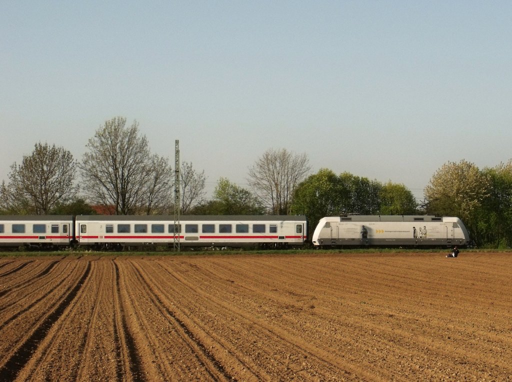 Der Hauptgrund warum wir um 07:30 Uhr aufstanden war der IC 2024  Lbecker Bucht  mit 101 034  Inform  als Zuglok. Leider war nur ein Seitenschuss mglich, da wir sonst volle Breitseite Gegenlicht gehabt htten. (25.04.2010, Mangolding, Bild 1/2)
