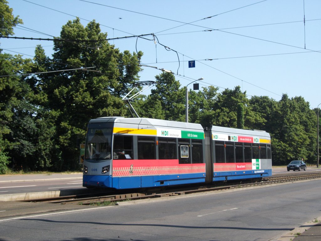 Der  HDI  LeoLiner 1305 stand am 11.7.10 als Dienstfahrt an der Kreuzung vor der Haltestelle Angerbrcke. Er bog dann in den Straenbahnhof ab.