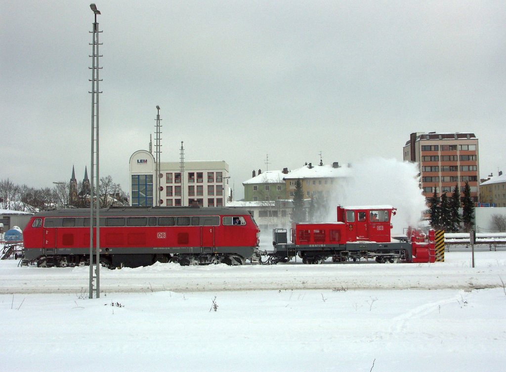 Der heftige Winter macht allen Verkehrsmitteln Probleme. In Hof hat man etwas lange gewartet mit der Reinigung der Gleise, so war das Zeug teils sehr hoch aufgetürmt und zu Eis geworden. Eine V60 West und eine V 100 Ost sassen erst kürzlich fest....
Die Schneemassen wurden mit der zurück beorderten ehem. Hofer Schneeschleuder und 218 823 beseitigt. Aufnahme beim Räumen im Hbf Hof am 04. Januar 2011.

Auch hier gilt das Copyright und unerlaubte Verwendung kann gem. UrhRG zur Anzeige gebracht werden.