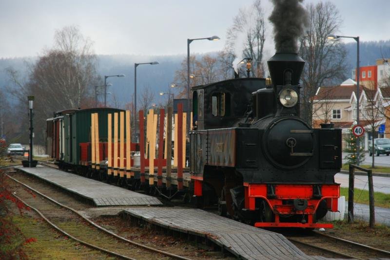 Der Heizer von Lok Nr. 4  Setskogen  legt noch mal mchtig nach, damit das 105 Jahre alte schsische Eisen den Anstieg nach Fossum unter Volldampf schafft; 29.11.2009