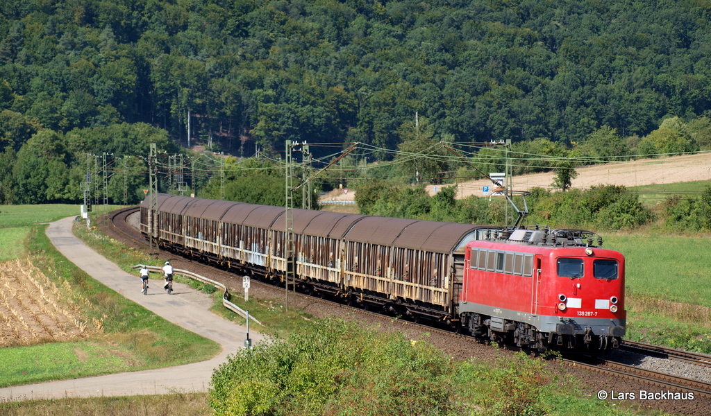 Der Henkelzug DGS 75869 Langenfeld - Wassertrdingen wird am 6.09.12 von 139 287-7 der BayernBahn bespannt und rollt bei Harrbach Richtung Wrzburg.