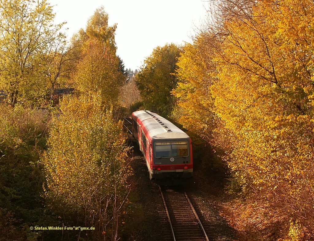Der Herbst bringt tolle Farben und die 628er haben voraussichtlich den letzten Herbst auf der KBS 857 absolviert. Nachschuss auf 628 426 in der Ortslage Hof nach Verlassen von Hof Neuhof Richtung Köditz/Selbitz am 29.10.2010. Das Motiv stand auch schon länger auf der Herbst-Wunschliste...
