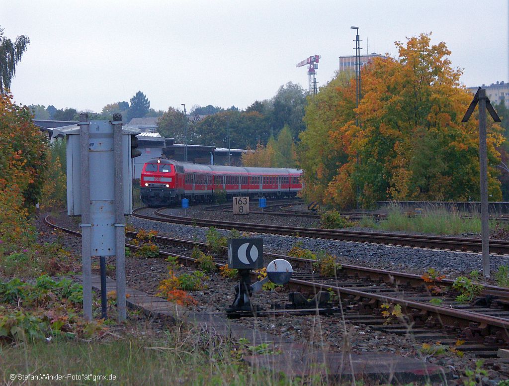 Der Herbst ist da ín Hof Hbf, die 218er mit RE fährt auch mal wieder.
Einfahrtkurve Hof am Abend des 4.10.2010, leider ohne Sonne.

Auch hier der Hinweis für den gemeinen Bilderklau :

Es gilt das Copyright und jegl. unerlaubte Verwendung kann gem. UrhRG zur Anzeige gebracht werden.