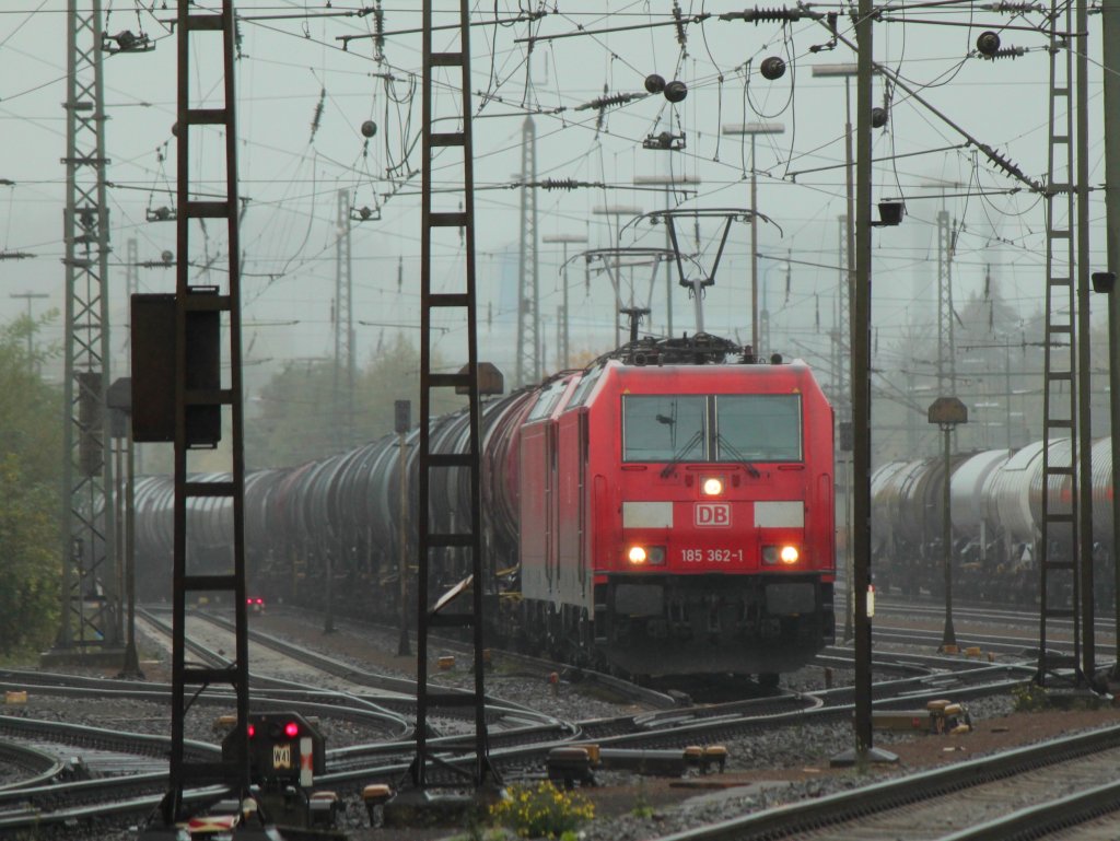 Der Herbst ist da, bei Nieselregen und Wind ziehen 185 362-1 und 185 372-0 am 18.10.2011 einen langen Kesselzug aus Aachen West Richtung Kln.