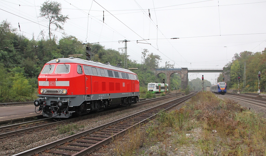 Der Herbst hlt so langsam Einzug, auch in Eichenberg!
218 435-6 hatte es auf der berfhrungsfahrt von Bremen Richtung Mnchen wegen eines Defekts leider nur bis nach Kassel geschafft. Dort verweilte sie fast eine Woche bis sie zurck nach Bremen fahren konnte!
Aufgenommen am 28.09.2011 in Eichenberg Gleis 3/4