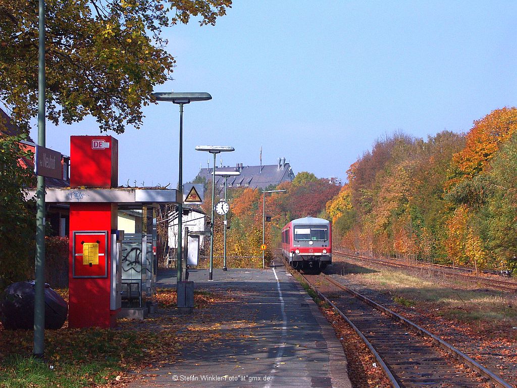 Der Herbst hat voll Einzug gehalten. Hier der Beweis vom Bf. Hof - Neuhof, aufgenommen mit 628.2 am Mittag des 13.10.2010.