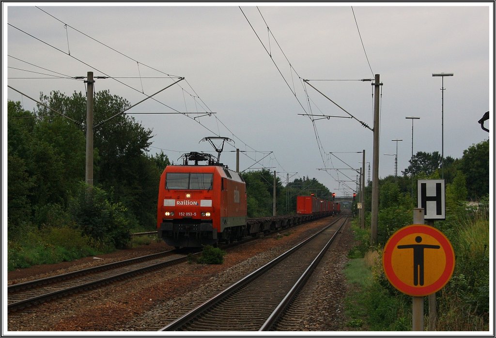 Der heute schlecht ausgelastete  Red Train  mit 152 053 kahm am 18.08.2010 standartgem duch Pfostenwalde...hh Kfering. 