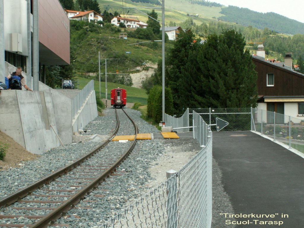 Der heutige Endbahnhof Scuol-Tarasp war einmal als Durchgangsbahnhof konzipiert worden,hier die sog. Tirolerkurve am anderen Ende des Bahnhofs,wo einmal die Strecke nach Landeck/Tirol weitergefhrt werden sollte.(z.Zt. ist ja das Thema wieder aktuell)Scuol 06.07.10

