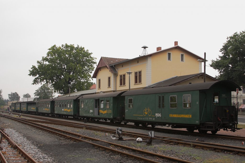 Der hier am 31.08.2012 im Bahnhof Radeburg stehende Zug wird in wenigen Minuten als P3009 zurck nach Radebeul fahren. Aber noch mu er auf seine Lok 99 1777 warten, welche sich gerade am Lokschuppen zum Wasserfassen aufhlt.