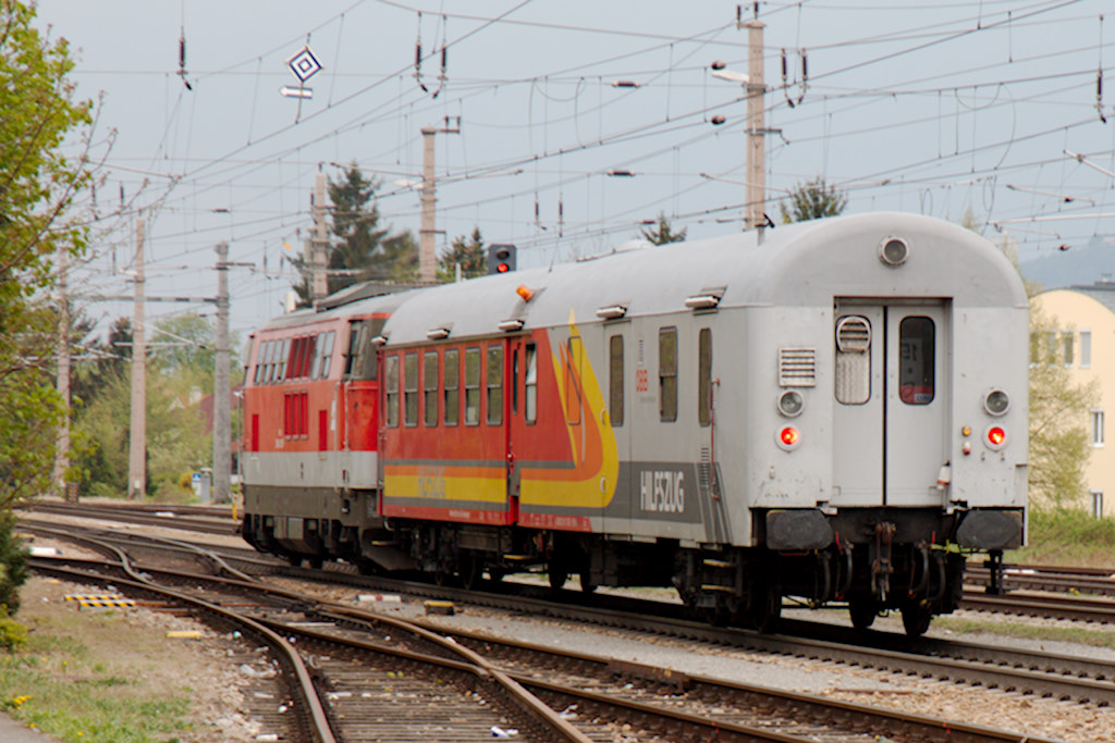 Der Hilfszug der BB, aufgenommen am frhen Abend bei der Ausfahrt aus Korneuburg in Richtung Wien, gezogen von der 2143.013-7. (20.04.12)