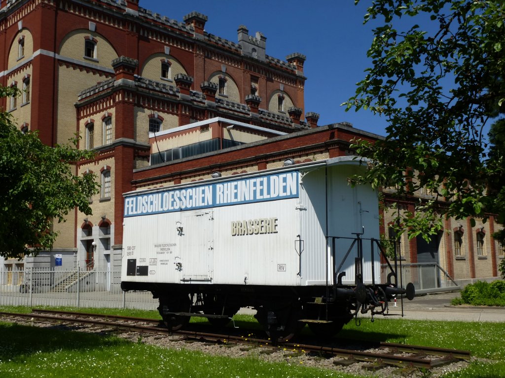 der historische Bierwagen steht vor der größten Brauerei der Schweiz in Rheinfelden, Juni 2013