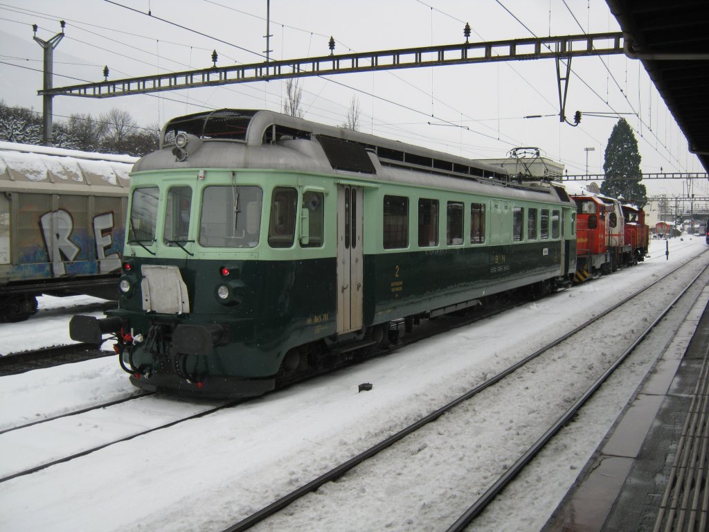 Der historische BN Triebwagen Be 4/4 761,  Wellensittich , mit drei versch. Rangierloks (die hinterste ist eine Ee 3/3, die mittlere geh�rt Sersa, und die letzte kenne ich nicht) in Sierre. 21.12.2011.

