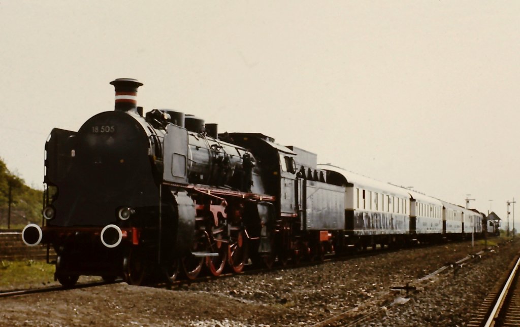 Der historische Rheingold wurde am 9. Mai 1975 mit der 18 505 auf dem Bahnhofsfest in Niedermendig kurzzeitig gemeinsam aufgestellt.