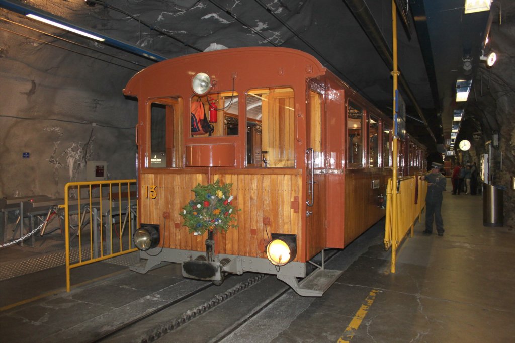 Der historische  Rowanzug  in der hchsten Bahnstation Europas Jungfraujoch
auf 3454 m..M.Entwickelt wurde diese Zugkomposition vom Englnder W.R.Rowan 
im Jahr 1906. 23.09.11

