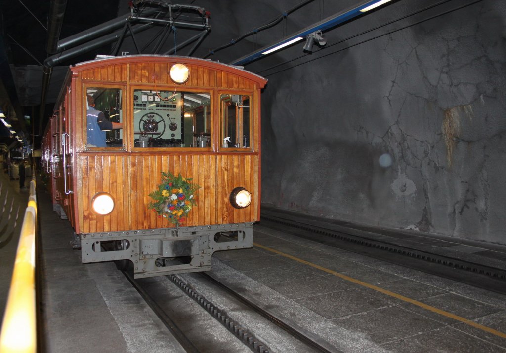 Der historische  Rowanzug  mit Lok He 2/2 Nr.11(1912)in der hchsten Bahnstation Europas auf 3454 m..M.Jungfraujoch 23.09.11

