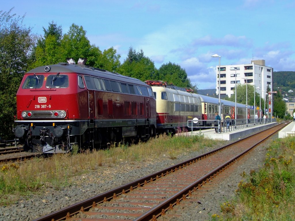 Der historische TEE-Rheingold steht am 30.08.2009 im Bahnhof Biedenkopf zur Abfahrt nach Bad Laasphe zum Bahnhofsfest bereit. Da die Strecke keine Elektrisierung hat, kam ungewhnliche Lokbespannung zum Einsatz: Vorne 218 105-5 in verkehrsrot, 3 Rheingoldwagen und 103 235-8 und hinten 218 387-9 in altrot. Der Zug konnte mit normalen Nahverkehrsticket befahren werden.