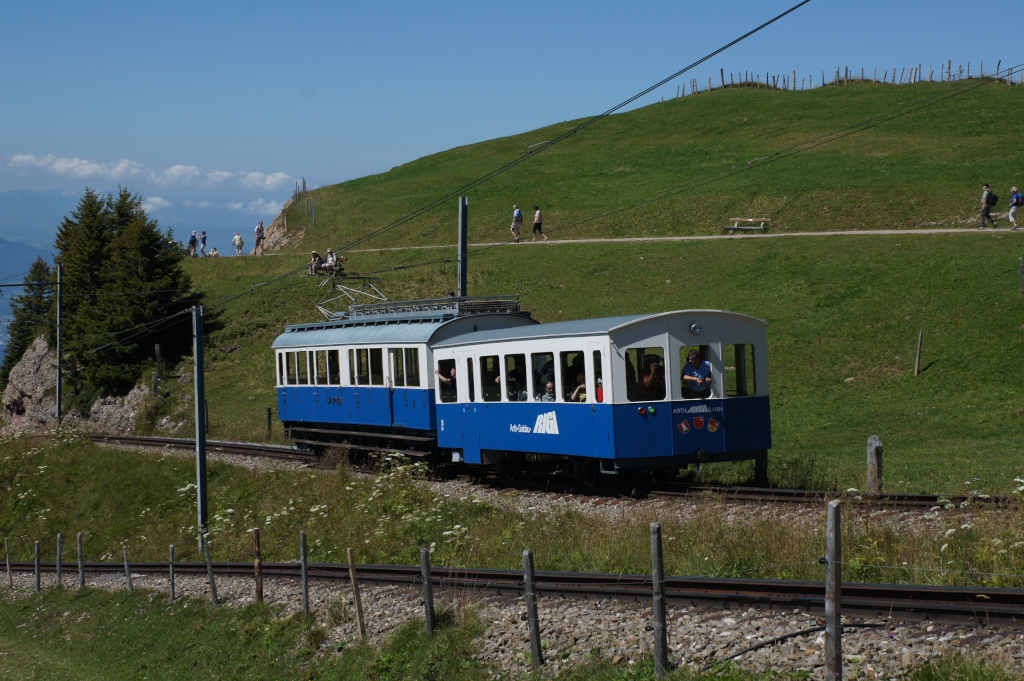 Der historische Triebwagen BDhe 2/4 7 befindet sich am 17.8.12 unterhalb seines Zieles Rigi Kulm.