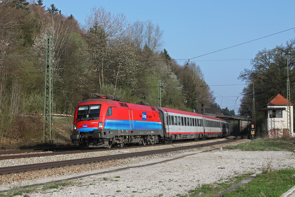 Der Hochwasser Taurus 1116 013 mit EC 111 am 09.04.2011 in A�ling.