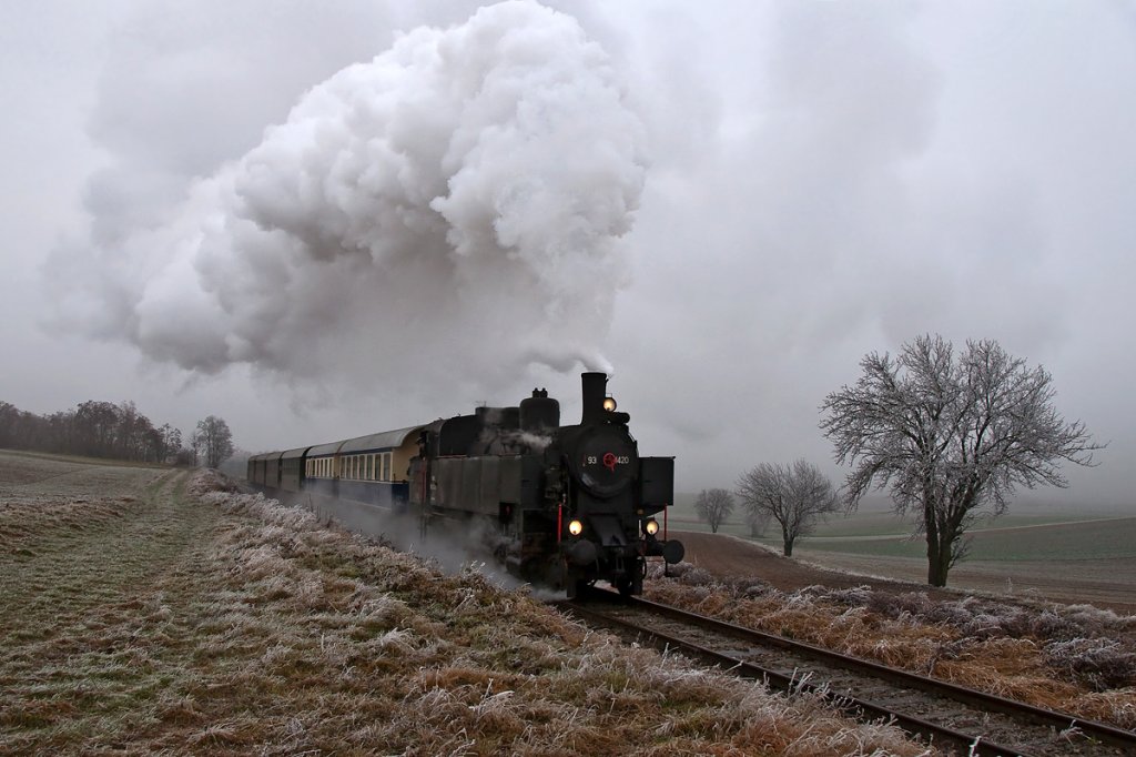 Der h�chste Punkt der Strecke (260 m) zwischen Korneuburg und Ernstbrunn ist geschafft, nun geht es Richtung W�rnitz-Hetzmannsdorf. Die Aufnahme enstand am 03.12.2011.