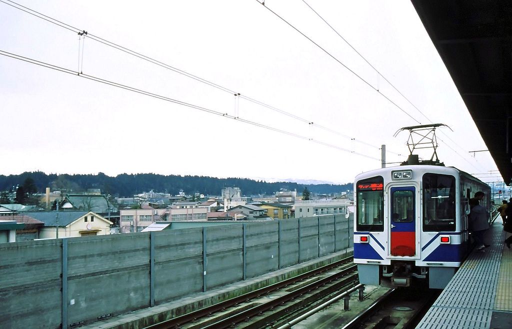 Der Hokuetsu Express ist gerade erst in Betrieb gekommen (1997); hier steht am 6.April 1999 Triebwagen Nr. 5 in Tkamachi. 