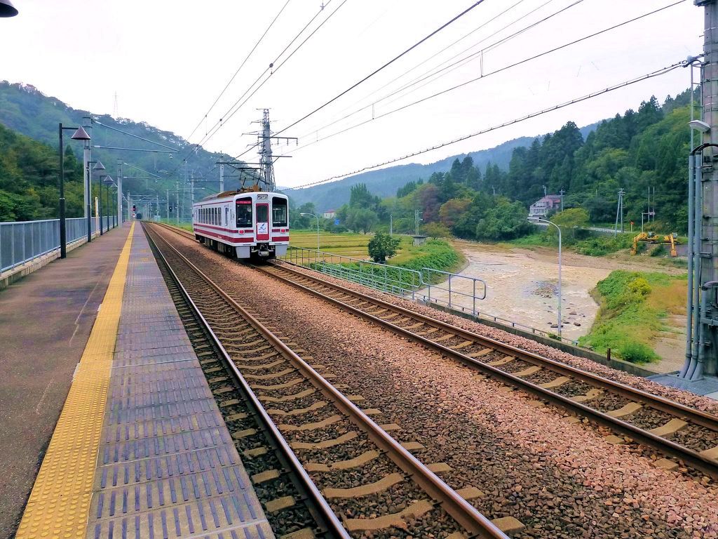 Der Hokuetsu Express ist zu grossen Teilen in Tunnels quer durchs Gebirge angelegt (12 lange Tunnel, wovon einer ber 10 km lang ist, einer ber 9 km, einer ber 6 km, und mehrere um die 4 km lang sind). Hier verlsst zwischen zwei langen Tunnel Wagen Nr. 9 die Station Mushigawa sugi, 16.Oktober 2011.