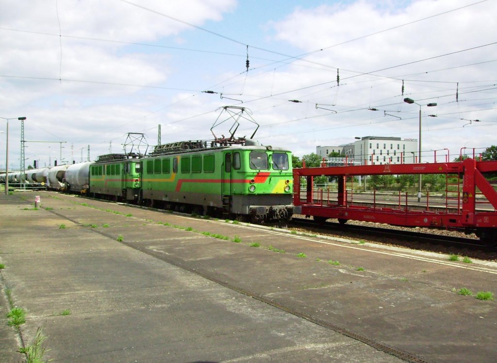 Der Holzroller lebt! Am 05.06.2012 konnte ich durch Zufall zwei hellgrne Holzroller vor einem Gterzug bei der Durchfahrt des Bahnhofs Flughafen Berlin-Schnefeld ablichten.