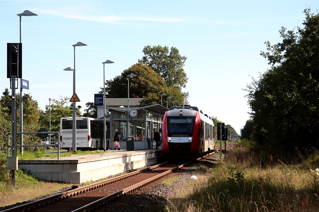 Der Hp Rickling mit NBE VT2.75 als 81028 am 22.09.2010. Hier scheint die Schnittstelle zw. Bahn und Bus zu funktionieren, der Bus brachte wenige Minuten vorher Fahrgste und wartete auf den Zug um kurz danach wieder abzufahren. Es geht doch!!!