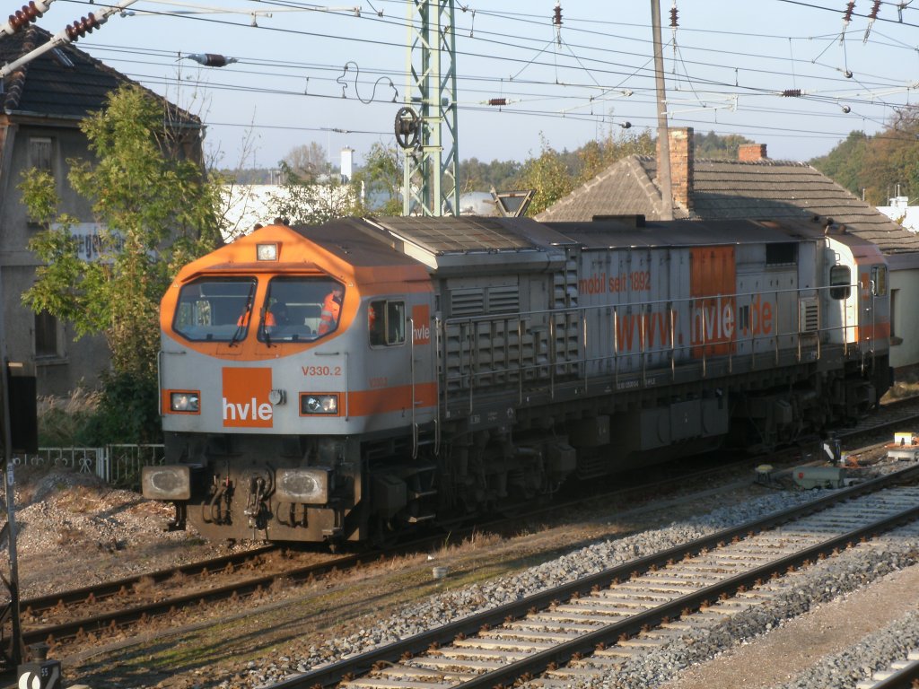 Der hvle-Tiger V330.2,am 22.Oktober 2011,neben dem ehmaligen Kleinbahnhof in Bergen/R�gen.